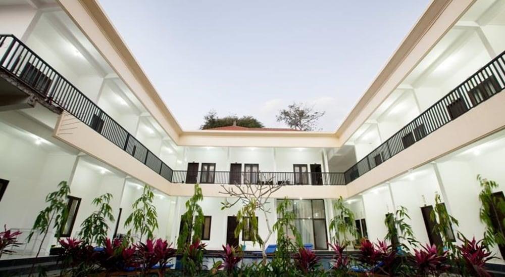 Seminyak Point Guest House Bagian luar foto